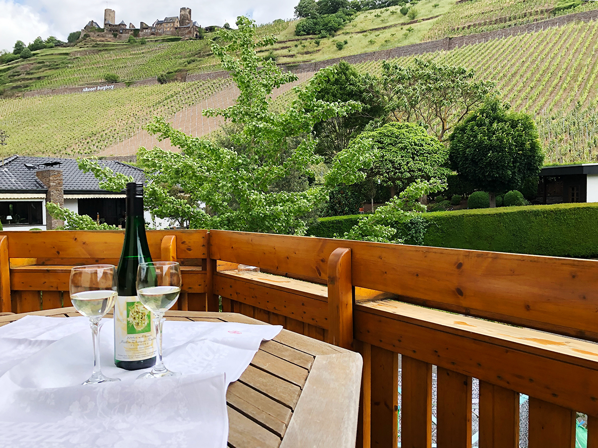 Blick vom Balkon der Ferienwohnung Herold auf die Burg Thurant bei einem Glas Mosel-Riesling.